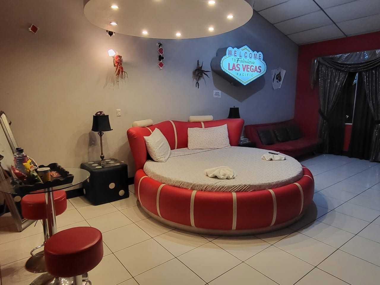 Las Vegas, habitación 13: cama redonda roja y letrero de Las Vegas