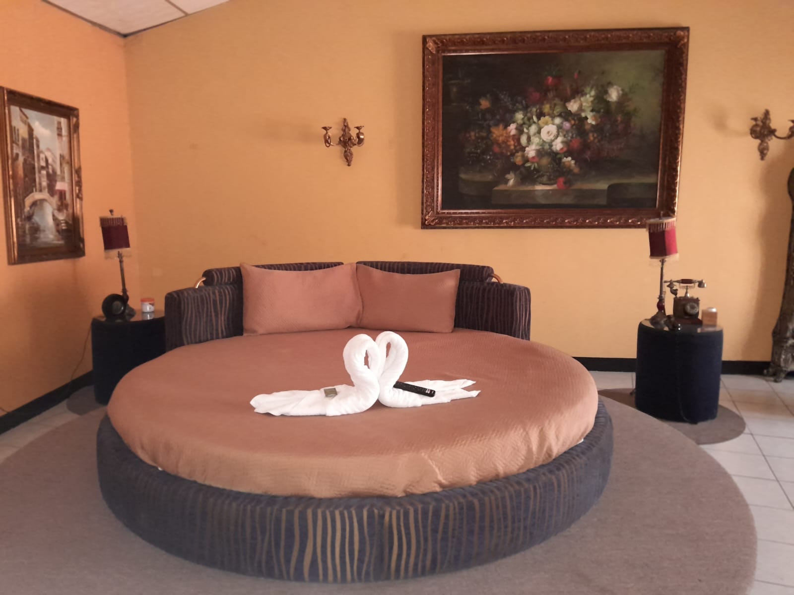 Presidencial, habitación 16: cama redonda con toallas en forma de cisnes